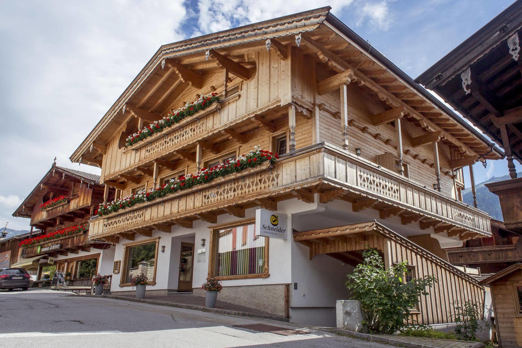 Das Gaestehaus Schneider Am Dorfplatz Alpbach Bagian luar foto