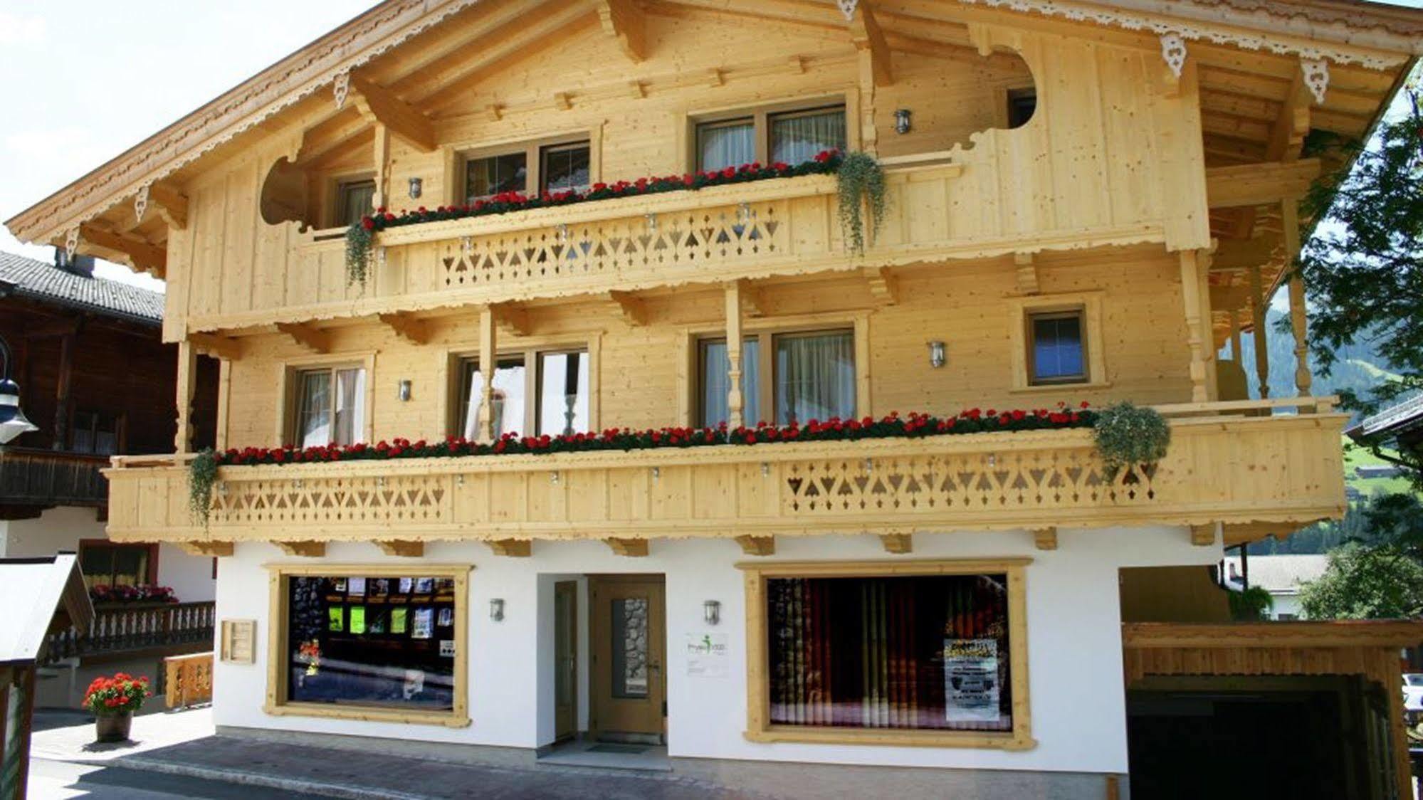 Das Gaestehaus Schneider Am Dorfplatz Alpbach Bagian luar foto