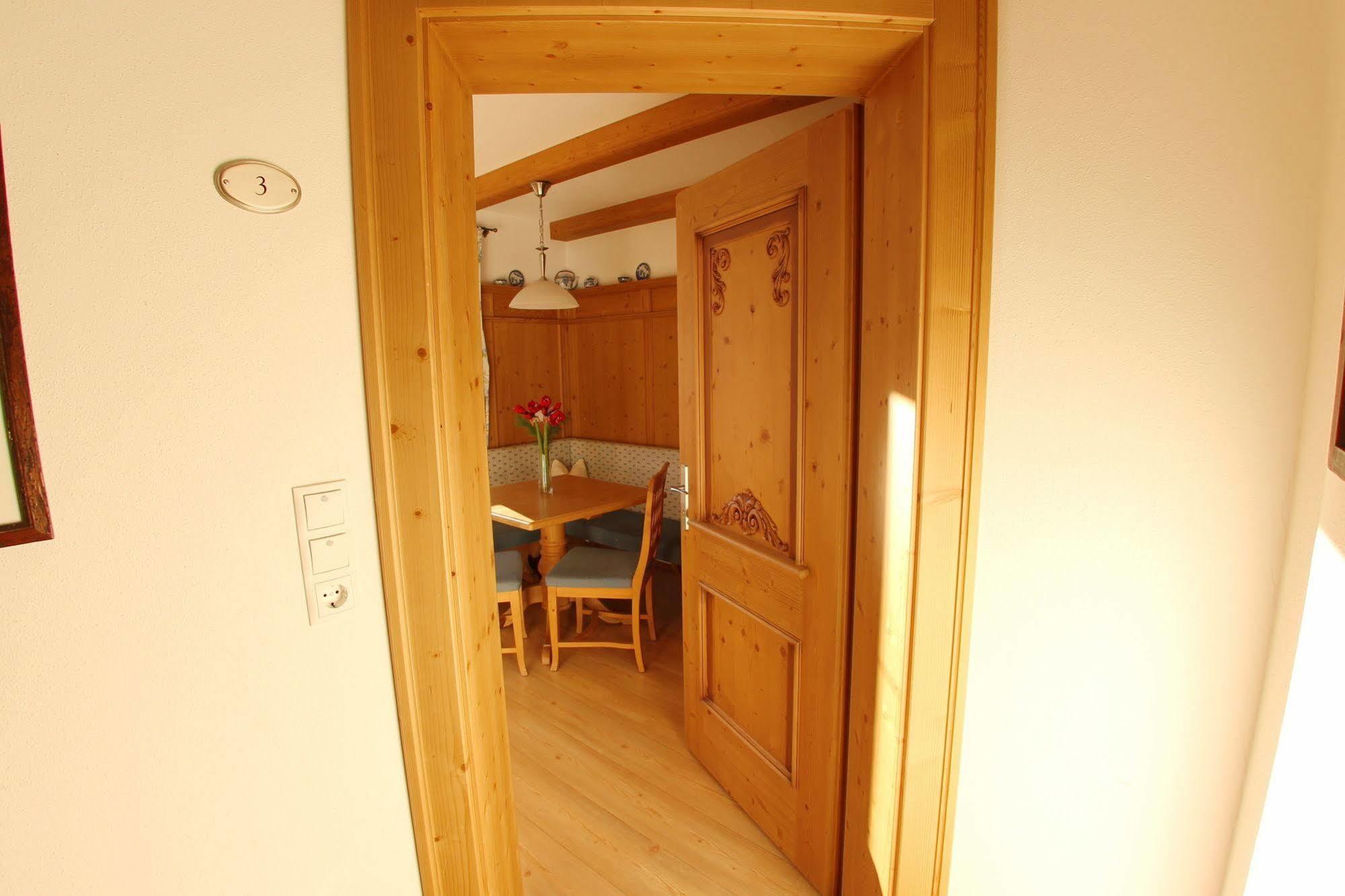 Das Gaestehaus Schneider Am Dorfplatz Alpbach Bagian luar foto