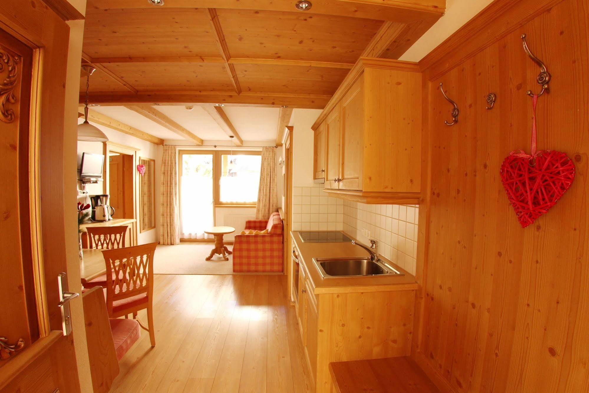 Das Gaestehaus Schneider Am Dorfplatz Alpbach Bagian luar foto