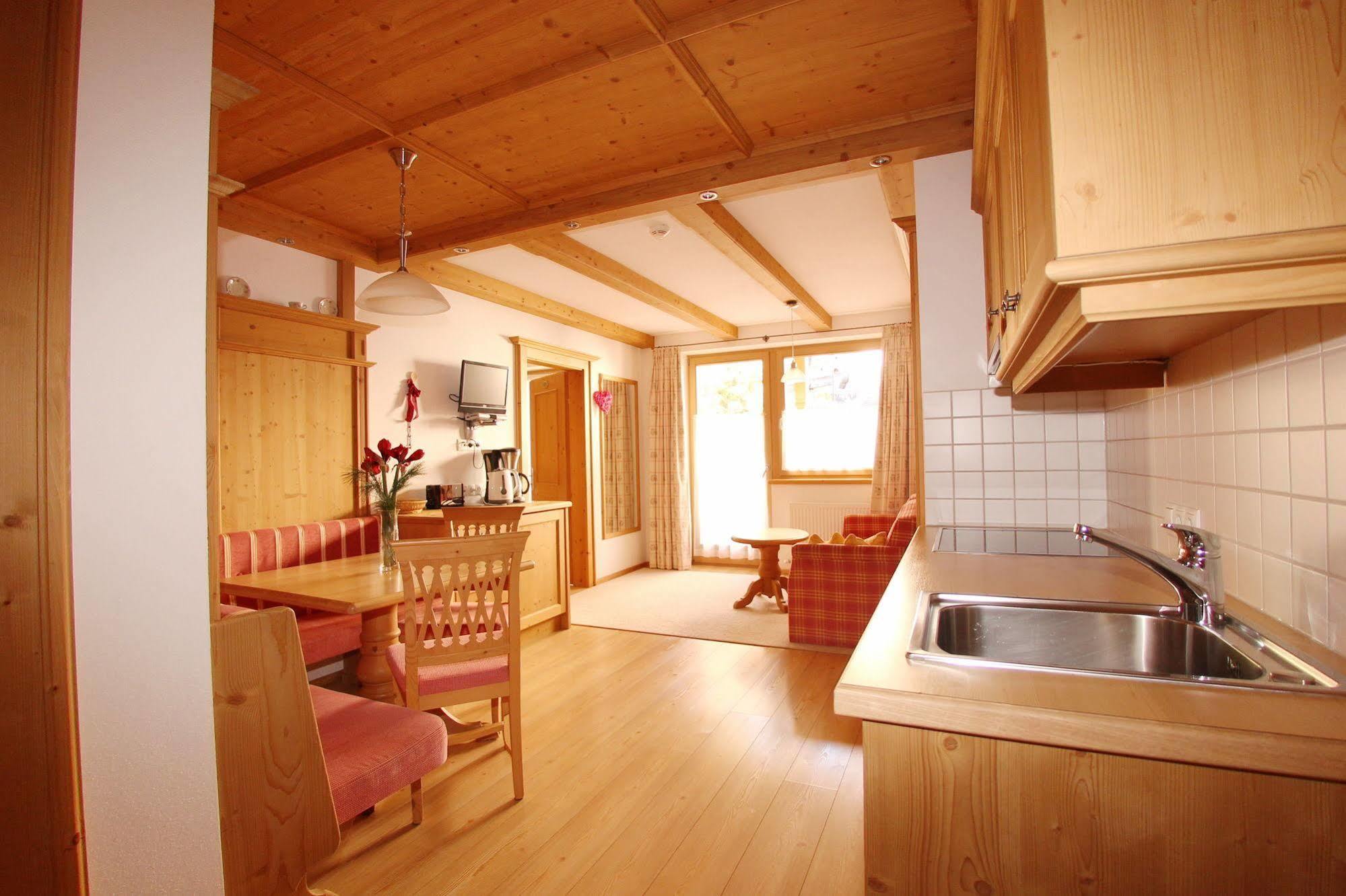 Das Gaestehaus Schneider Am Dorfplatz Alpbach Bagian luar foto