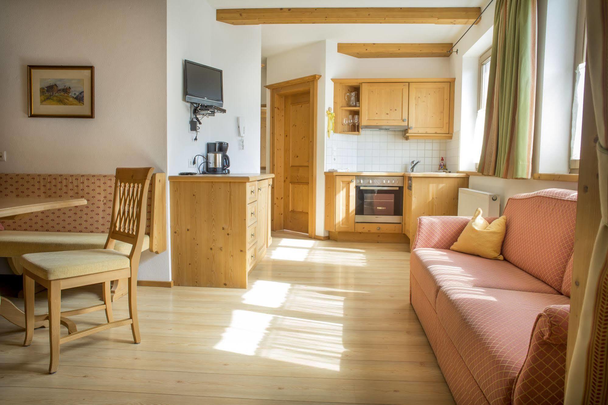 Das Gaestehaus Schneider Am Dorfplatz Alpbach Bagian luar foto