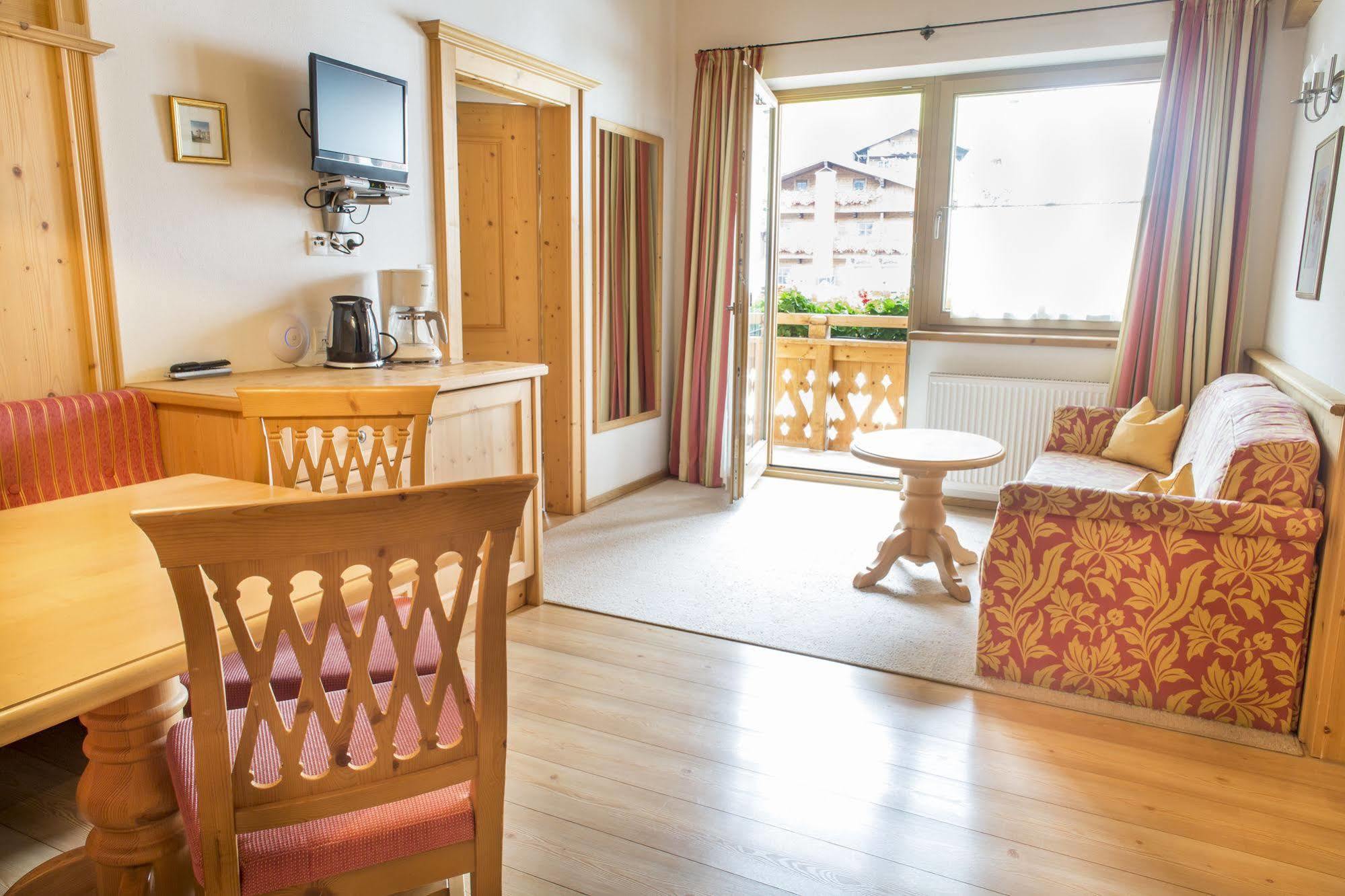 Das Gaestehaus Schneider Am Dorfplatz Alpbach Bagian luar foto