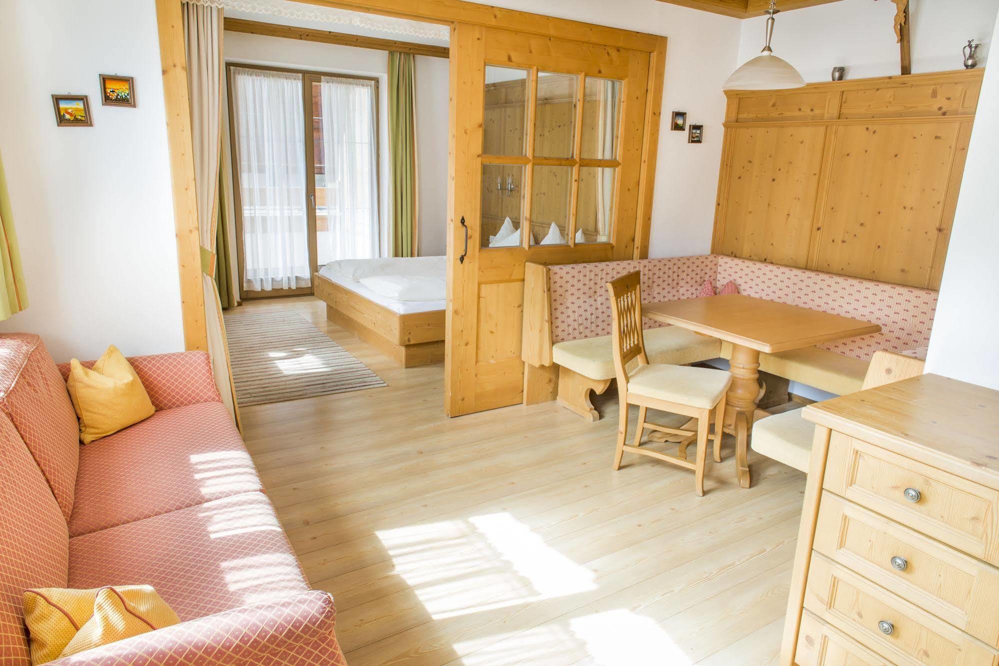 Das Gaestehaus Schneider Am Dorfplatz Alpbach Bagian luar foto