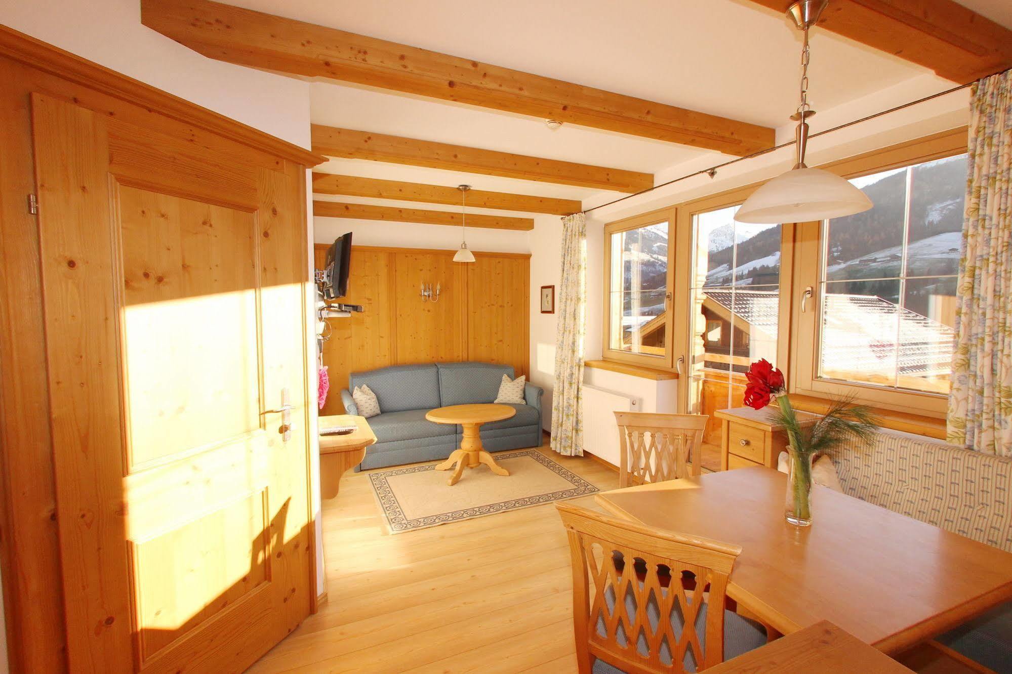 Das Gaestehaus Schneider Am Dorfplatz Alpbach Bagian luar foto