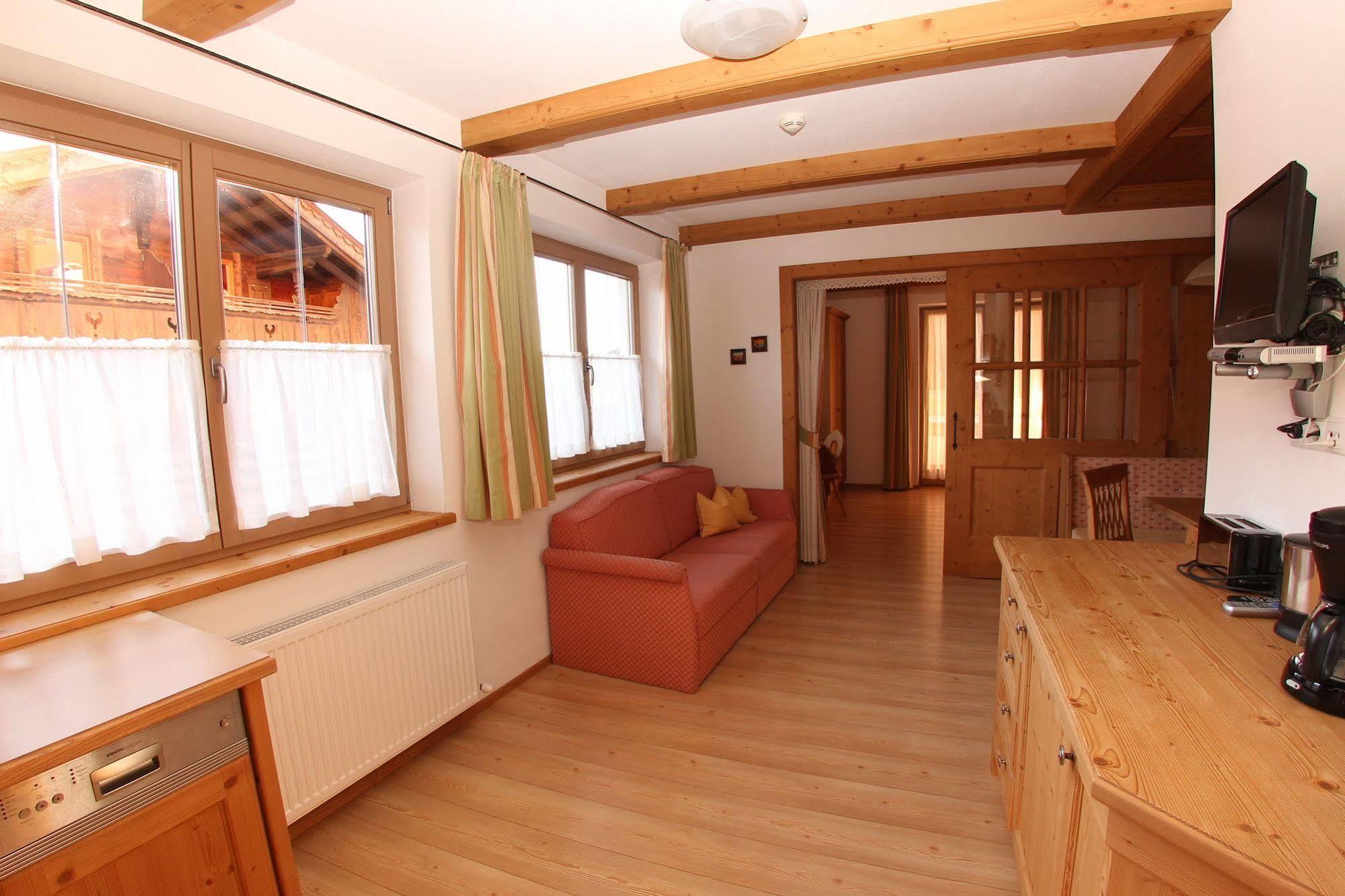 Das Gaestehaus Schneider Am Dorfplatz Alpbach Bagian luar foto