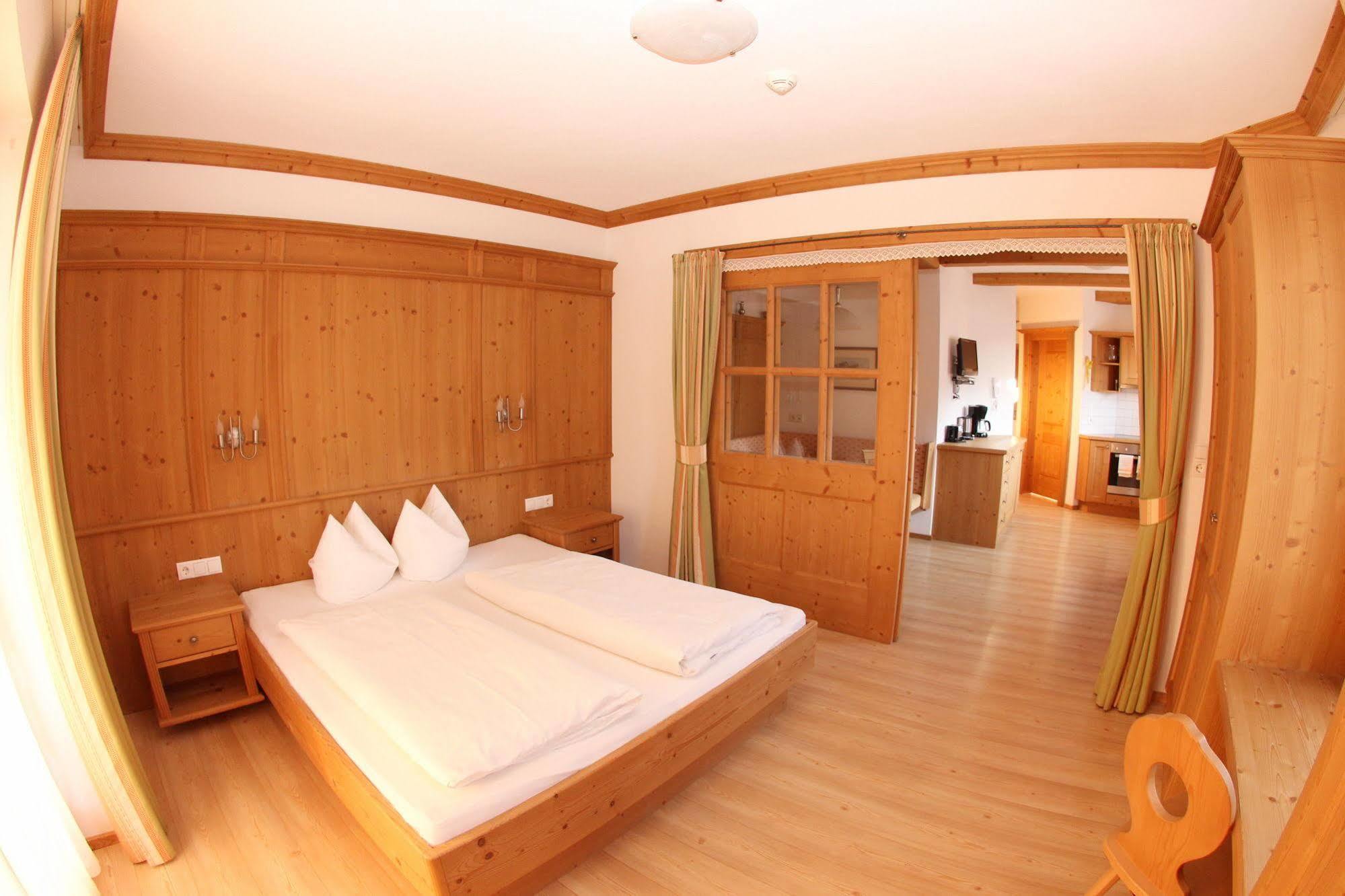 Das Gaestehaus Schneider Am Dorfplatz Alpbach Bagian luar foto