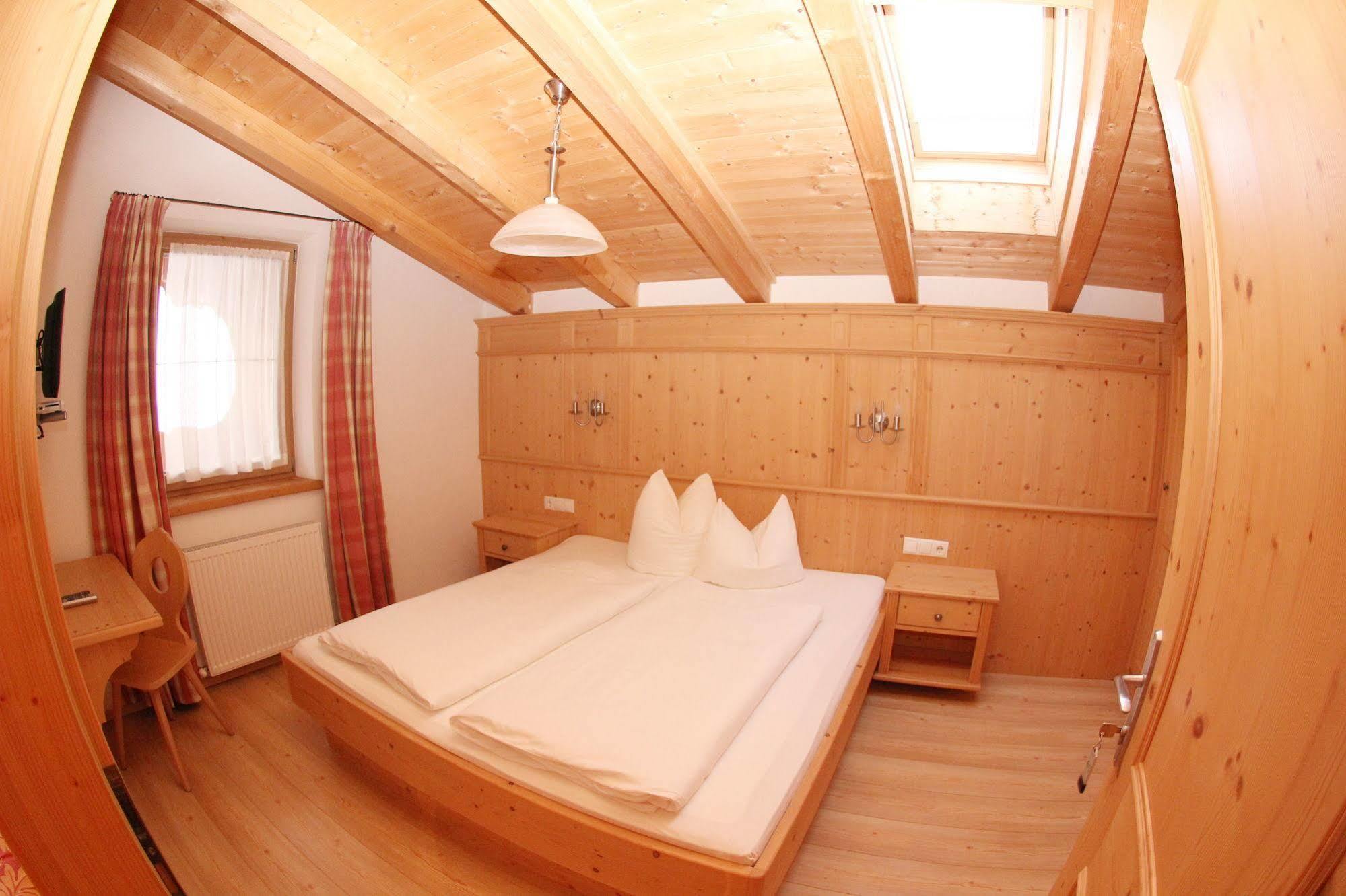 Das Gaestehaus Schneider Am Dorfplatz Alpbach Bagian luar foto