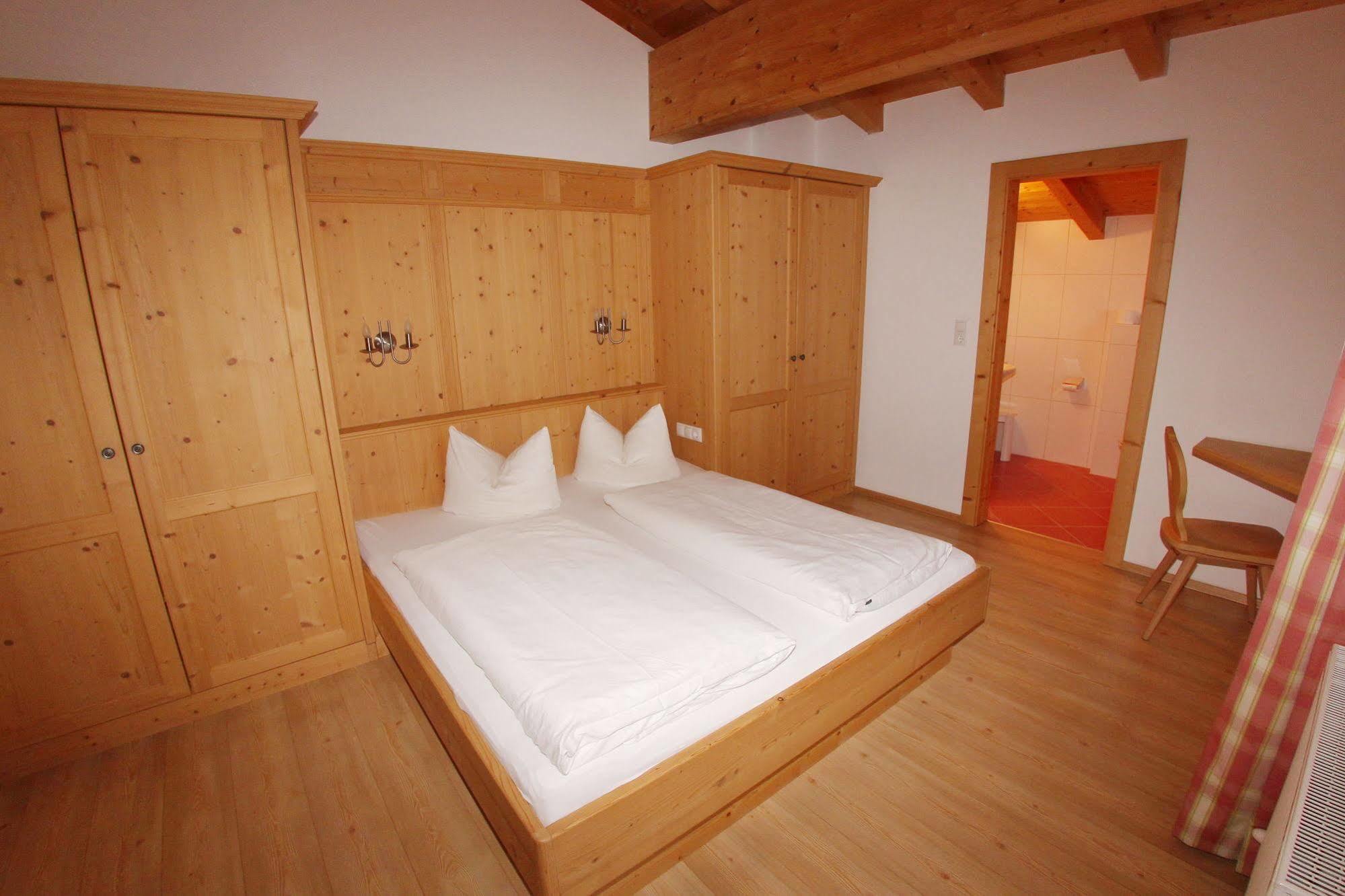 Das Gaestehaus Schneider Am Dorfplatz Alpbach Bagian luar foto