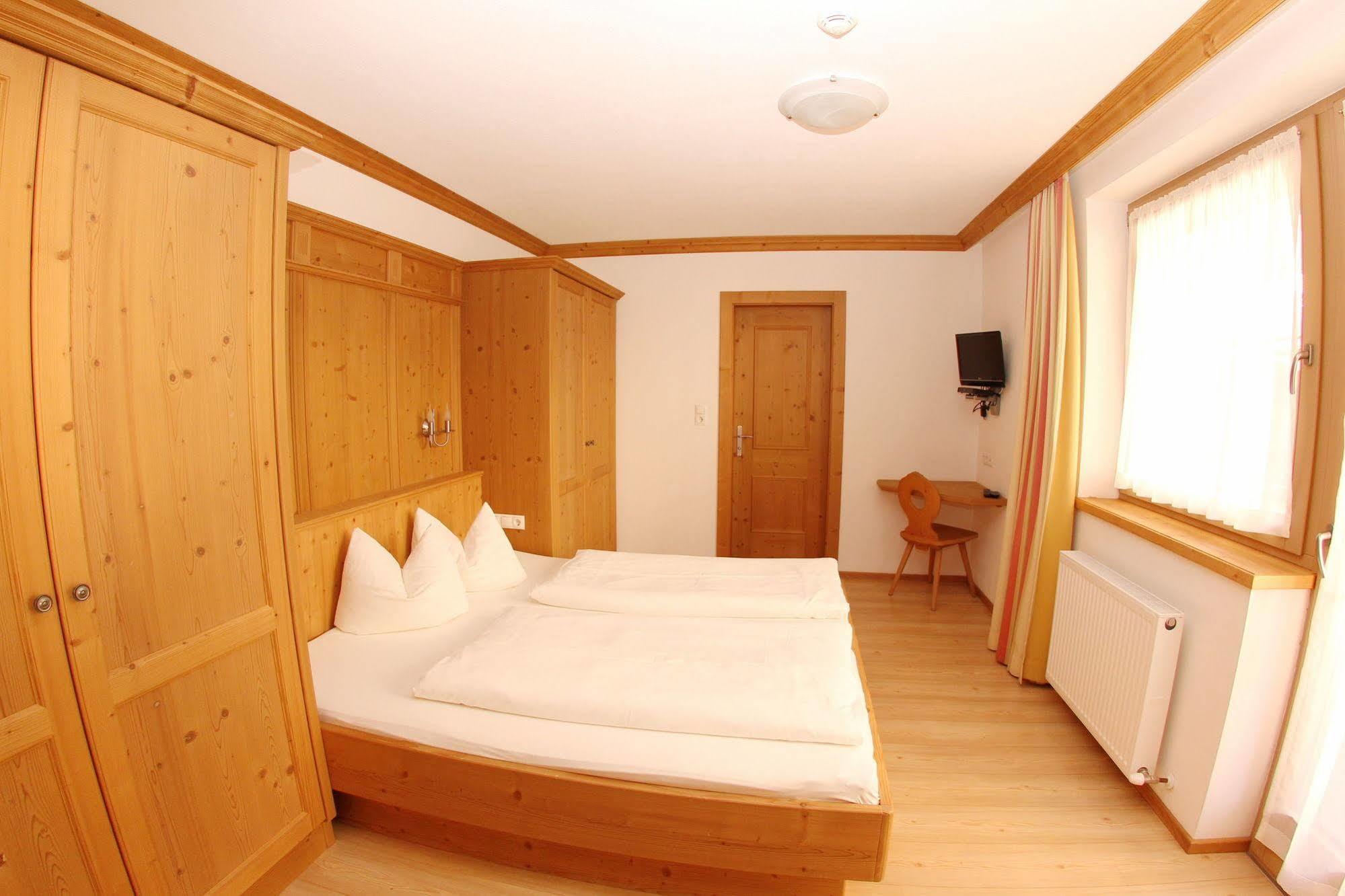 Das Gaestehaus Schneider Am Dorfplatz Alpbach Bagian luar foto