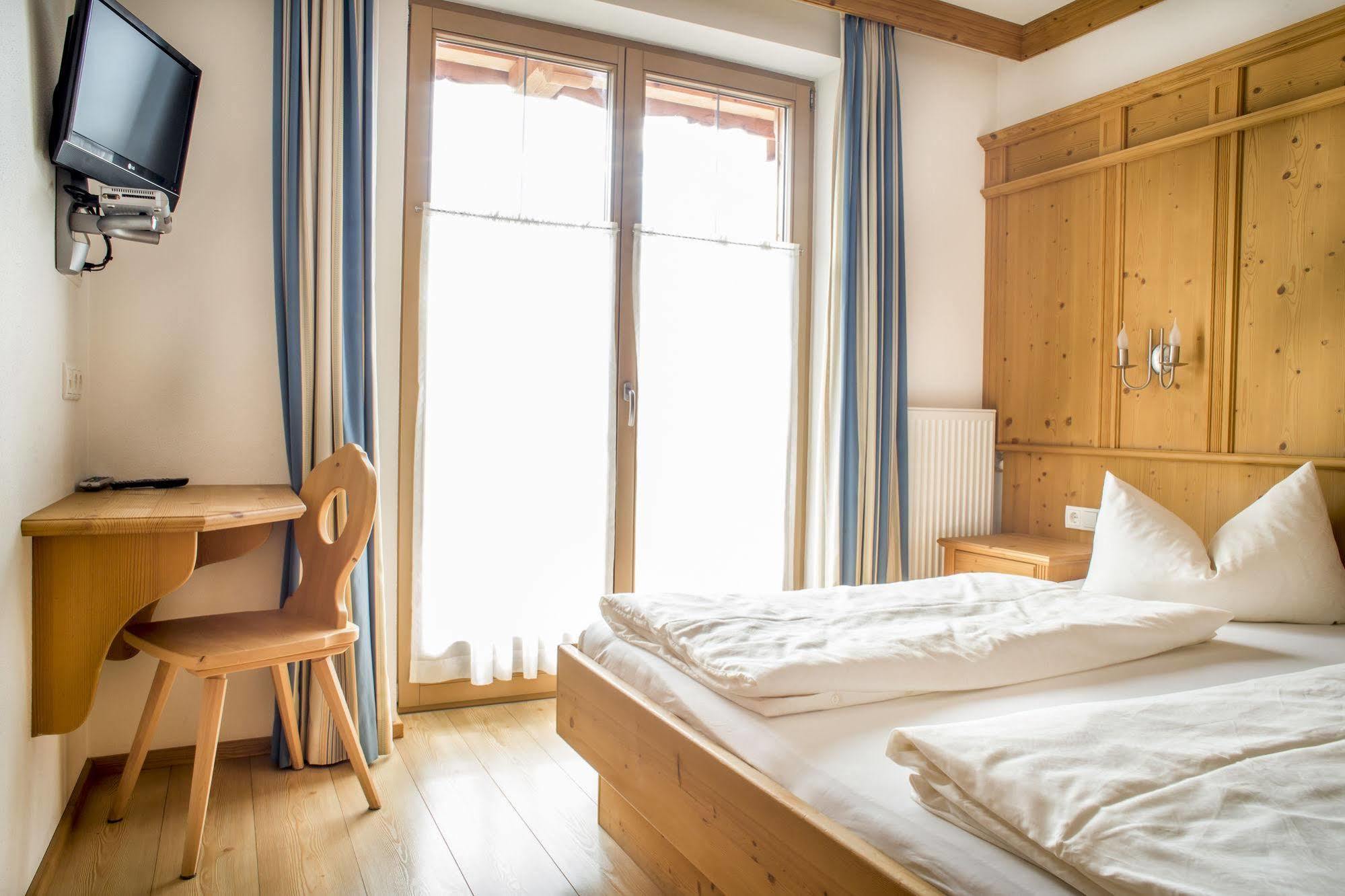 Das Gaestehaus Schneider Am Dorfplatz Alpbach Bagian luar foto