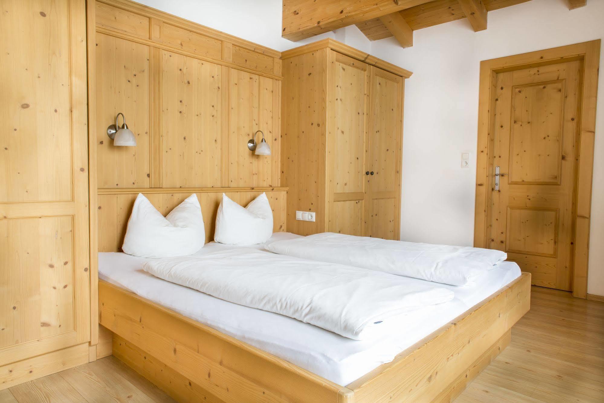 Das Gaestehaus Schneider Am Dorfplatz Alpbach Bagian luar foto