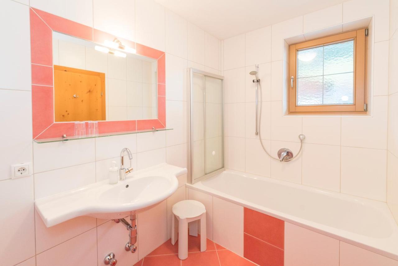 Das Gaestehaus Schneider Am Dorfplatz Alpbach Bagian luar foto